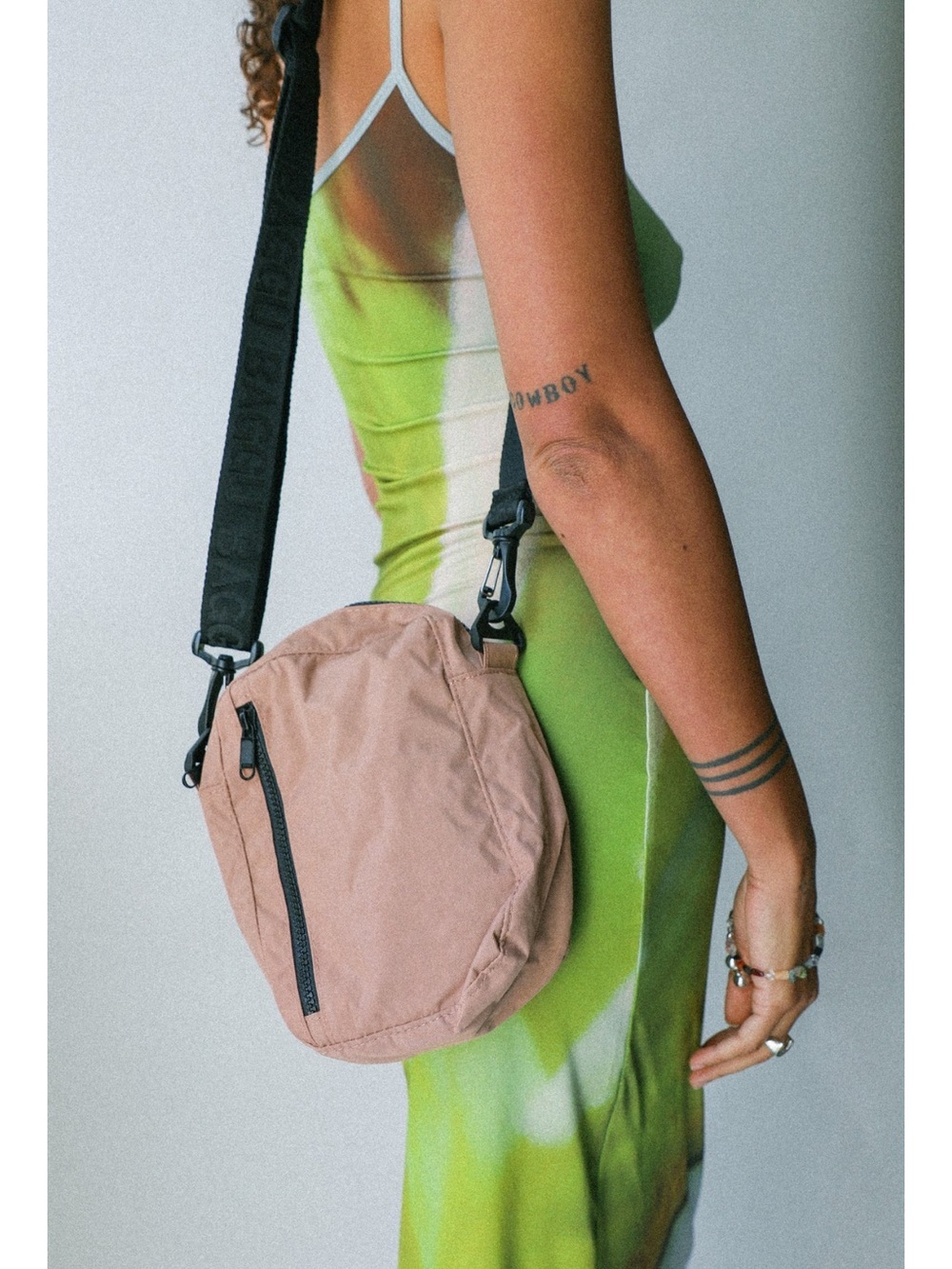 BAGGU Sport Crossbody Bag Brown Small Solid Zip Closure Adjustable Strap - Picture 3 of 3